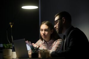 Qual a tributação para programadores que recebem em dólar por serviços prestados para empresas fora do Brasil?